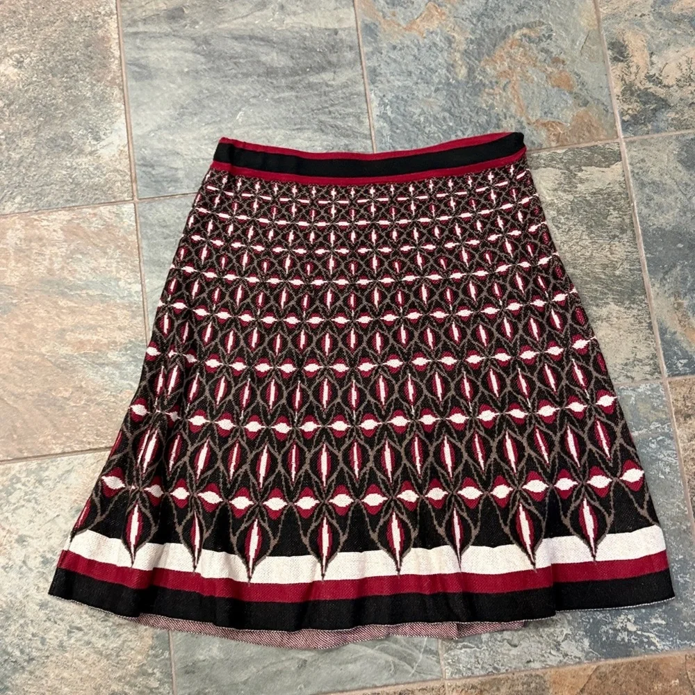 Elegant Patterned Skirt - Black and Red